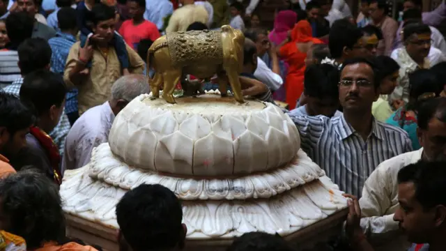 वृंदावन के बांके बिहारी मंदिर में पूजा करते श्रद्धालु