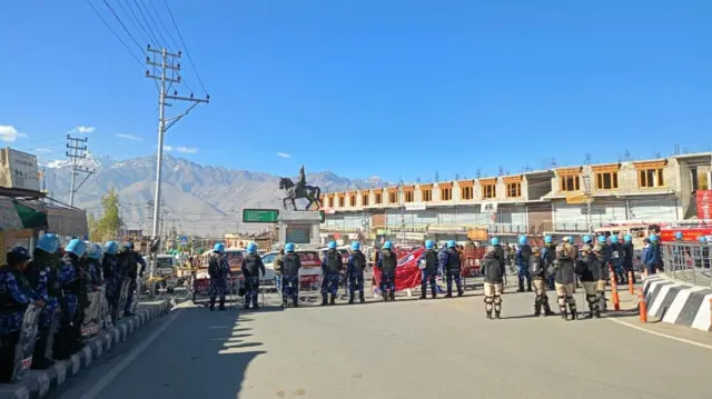 लद्दाख के लेह शहर में प्रदर्शन से पहले सुरक्षा बलों की तैनाती