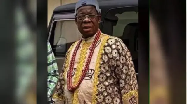 Eze Ignatius Asor yi uwe ndị Eze, nyara ọla n'olu ma kpuru okpu