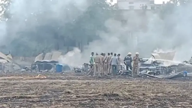 फतेहपुर के एमजी कॉलेज मैदान में लगे अस्थायी पटाखा बाजार में आग