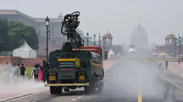 प्रदूषण के लेवल को नियंत्रित करने के लिए स्मॉग गन से पानी का छिड़काव