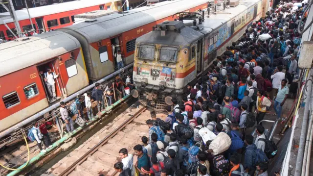 रेलवे स्टेशनों पर यात्रियों की भारी भीड़ उमड़ रही है