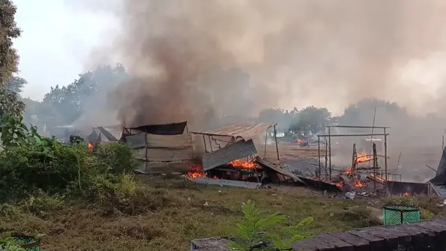 फतेहपुर के एमजी कॉलेज मैदान में लगे अस्थायी पटाखा बाजार में आग