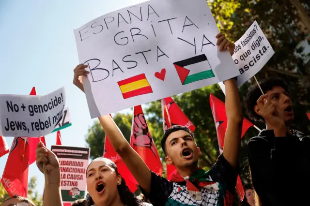 طلاب يتظاهرون خلال إضراب طلابي لدعم الفلسطينيين في غزة وإدانة اعتراض القوات الإسرائيلية لسفن أسطول الصمود العالمي، في مدريد، إسبانيا، 2 أكتوبر/ تشرين الأول2025.