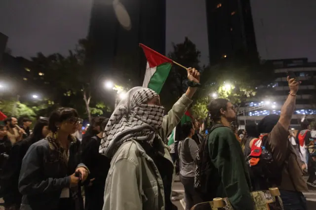 تظاهرة للتضامن مع أسطول الصمود العالمي وغزة في مكسيكو سيتي في المكسيك