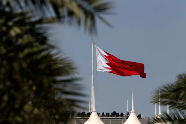 صورة لعلم البحرين يرفرف فوق مبنى.