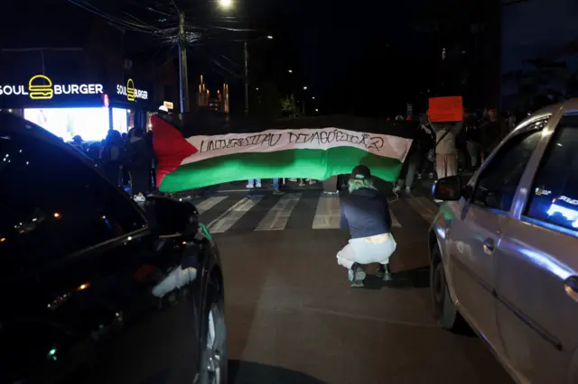 مؤيدون للفلسطينيين يوقفون حركة المرور ويلوحون بالعلم الفلسطيني خلال احتجاج للتنديد باعتراض سفن أسطول الصمود العالمي في العاصمة الكولومبية بوغوتا