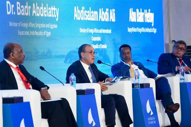Fooramii Aswaan Misoomaa fi Nagaa Itti Fufinsa Qabuuf jedhu tibbana gaggeeffame irratti ministirri Dhimma Alaa Masirii waa'ee bulchiinsaa fi misooma buufata dooniiwwanii dubbataniiru. Fooramii shanaffaan Aswaan kun Dilbata kaleessaa gaggeeffame. Fooramiin kun ''Ardiilee walitti hidhuu fi Karaa Galaana Diimaa Egeree guddaa Ijaaruu'' kan jedhu irratti xiyyeeffate. Xiyyeeffannoon isaanii biyyoota Arabaa fi Afrikaa dinagdeen walitti hidhuu akka tahe Abdellaatiin himaniiru.  Abdellaatii Ministirri Dhimma Alaa Somaaliyaa Abdii Saalem Alii fi kan Sudaan Mohii Eldiin Saalem irrati argamaniiru. Fooramii kana irratti Gamtaa Awurooppaa fi Baankii Addunyaa irraas argamaniiru. Ministirri Dhimma Alaa Masirii Inisheetiivii Suwiizii fi Galaana Diimaa Misooma Galaanarraa fi Dinagdeef jedhus jalqabsiisaniiru. Kaayyoon isaas waan afur jedhan. Dinagdee magariisaa cimsuu, Bu'uuraalee misoomaa fi buufataalee doonii fooyyessuu, Eegumsa naannoo galaanaa fi walitti hidhaminsa dinagdee naannichaa cimsuu kan jedhudha. Naannoo Galaana Diimaatti nagaa fi tasgabbii fiduuf fedha siyaasaa, biyyoonni Arabaa fi Afrikaa wal utubuu fi deeggarsa idil-addunyaa jabaa barbaada jedhan. Masiriin galii Bo'oo Suwiiz irraa argatu dabaluuf muddama Gaanfa Afrikaa furuu, Yamanii fi Somaaliyaatti tasgabbiin akka dhufuuf hojjechuufi waraana Sudaan dhaabsisuu irratti hojjechuu akka barbaaddu ibsite.