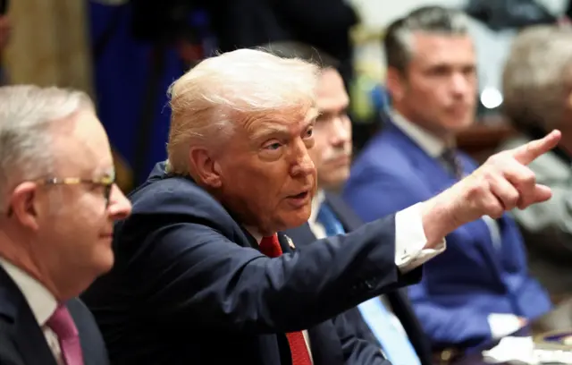 Дональд Трамп показывает пальцем на журналиста
