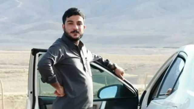 ولید صالح ایک گاڑی کا دروازہ کھول کر کھڑے ہیں