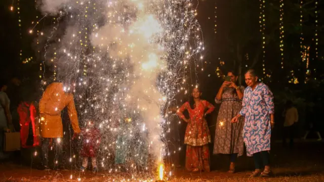 Fataki huangaza barabarani na angani watu wanaposherehekea Diwali