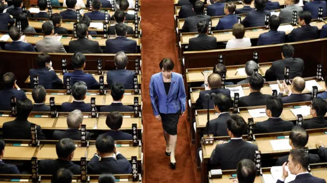 Sanahe Takahichi sagalee caalmaa miseensota paarlaamaa irraa argatteen MM dubartootaa Jaappaan jalqabaa ta'uu dandeesse.