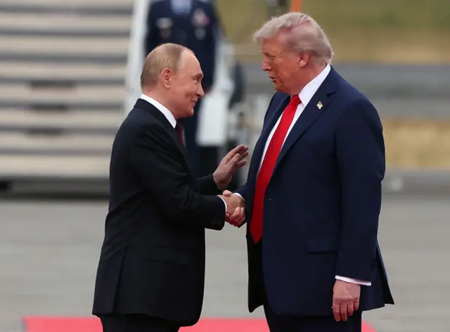 Трамп и Путин жмут друг другу руки в Анкоридже, Аляска