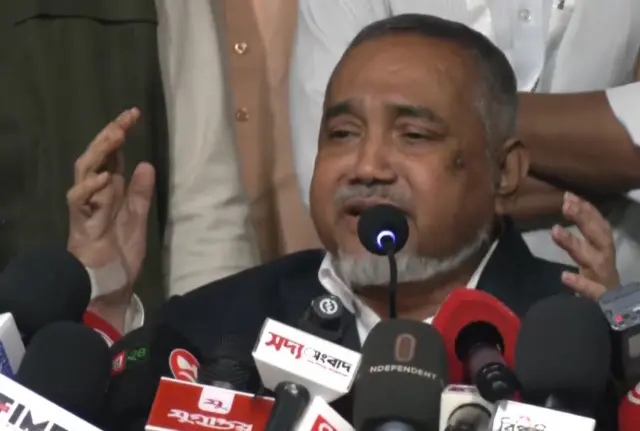 সাংবাদিকদের সামনে কথা বলছেন জামায়াতে ইসলামীর নায়েবে আমির সৈয়দ আব্দুল্লাহ মোহাম্মদ তাহের