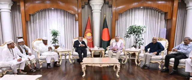 প্রধান উপদেষ্টার এক পাশে বসে আছেন জামায়াতে চার জন প্রতিনিধি, অন্য পাশে দুই জন উপদেষ্টা