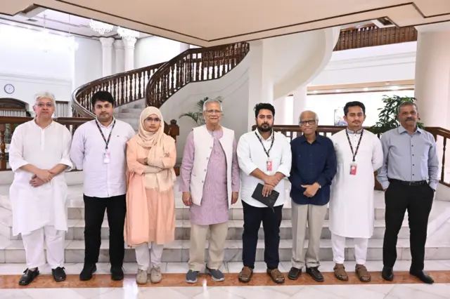 প্রধান উপদেষ্টার সঙ্গে ছবি তোলেন এনসিপির চার নেতা ও তিন উপদেষ্টা