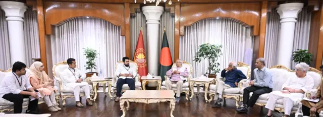 প্রধান উপদেষ্টার একপাশে এনসিপির চার জন প্রতিনিধি বসে আছেন, অন্যপাশে অন্তর্বর্তী সরকারের তিন জন উপদেষ্টা