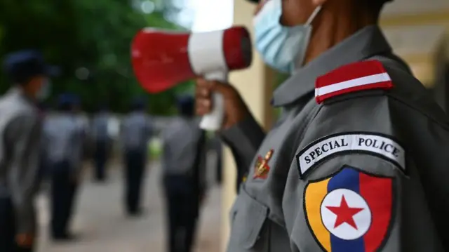 ၂၀၂၀ ရွေးကောက်ပွဲ မတိုင်ခင်မှာ ရန်ကုန်မှာ လုံခြုံရေးသင်တန်းပေးနေတဲ့ ရဲတပ်ဖွဲ့ဝင်တွေ (ပုံဟောင်း)