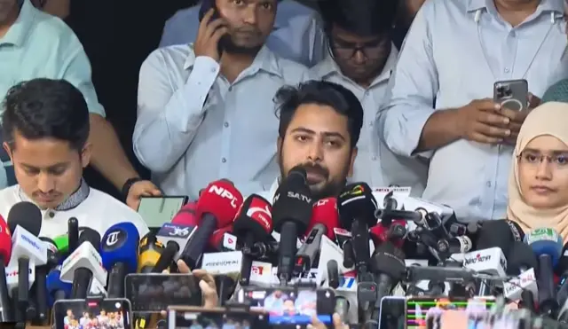 জাতীয় নাগরিক পার্টির আহ্বায়ক নাহিদ ইসলাম গণমাধ্যমের সঙ্গে কথা বলছেন