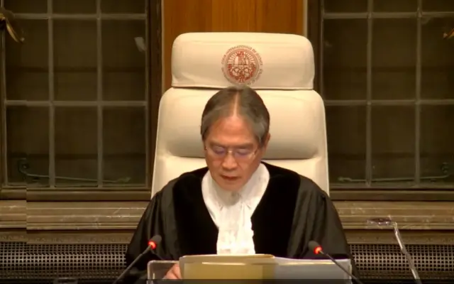 یوجی ایواساوا رئیس دیوان بین‌المللی دادگستری حکم را قرائت می‌کند