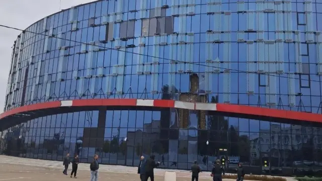 Последствия удара по Белороду - стеклянное здание округлой формы, на котором видны разбитые фрагменты покрытия