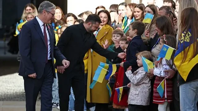 Украинские беженцы и британские сторонники приветствуют Зеленского у Даунинг-стрит