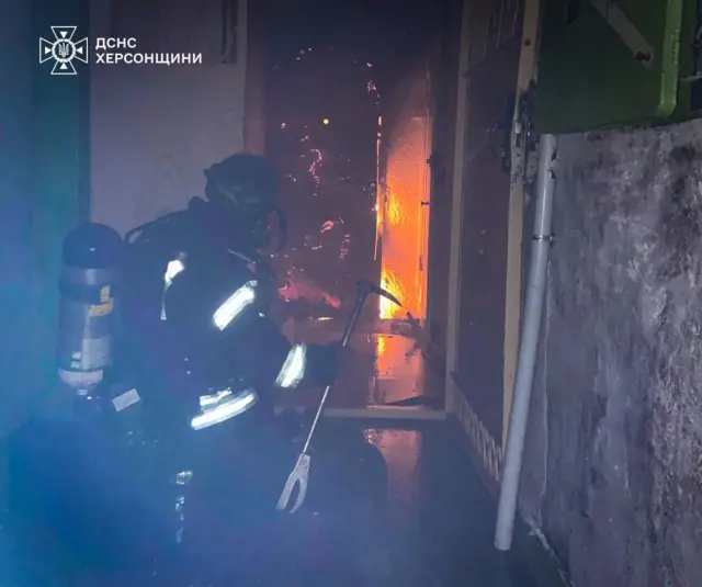 Пожар после обстрела жилых кварталов Херсона