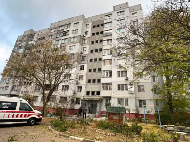 Под обстрел попали многоэтажные жилые дома в Херсоне, заявили власти