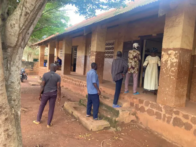 Les électeurs font la queue pour voter.