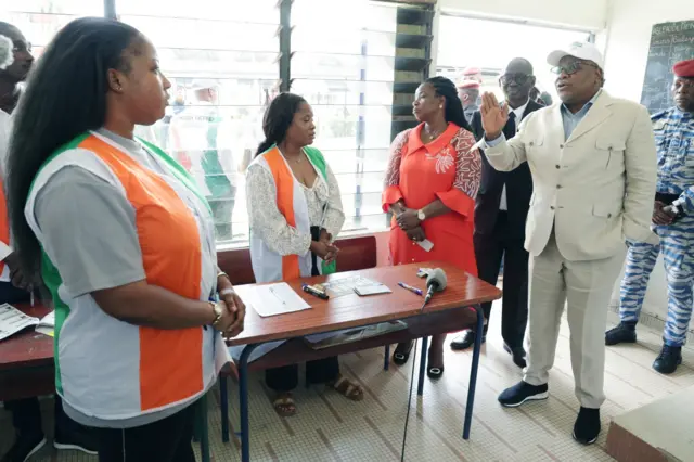 Le président de la CEI visite les bureaux de vote