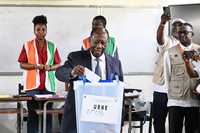 Le président Alassane Ouattara a voté au bureau de vote du lycée Saint-Marie à Cocody-Abidjan.