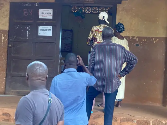 Les électeurs font la queue pour voter.