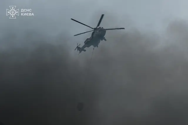 При тушении пожара задействован вертолет