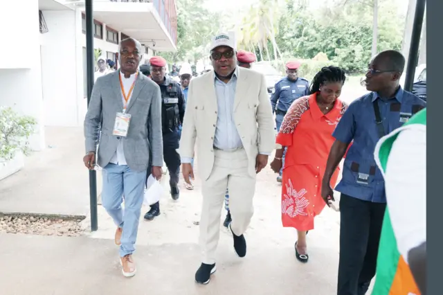 Le président de la CEI visite les bureaux de vote