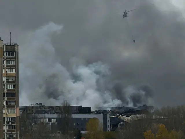 В тушении принимает участие пожарный вертолет