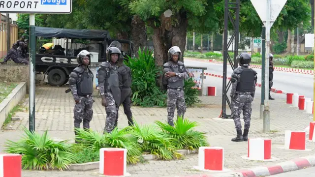 Des membres des Forces de défense et de sécurité veillent au grain
