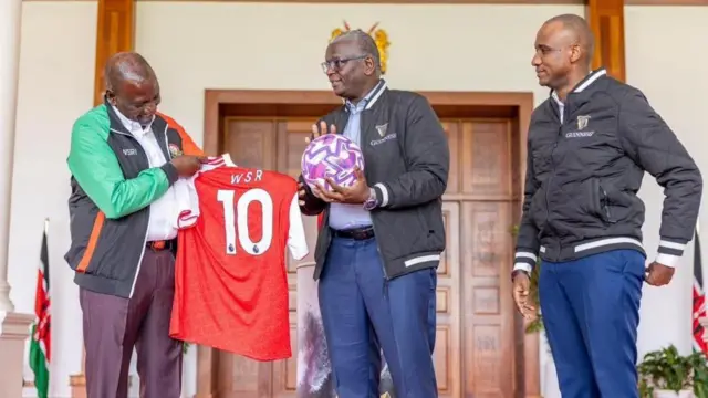 Pirezidant Wiliyaam Ruutoo T-shartii Arsenaal yeroo fudhatutti