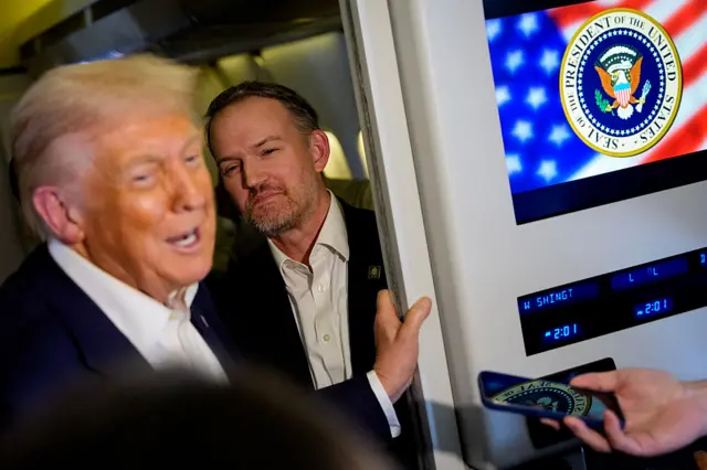 Трамп разговаривает с журналистами на борту своего самолета