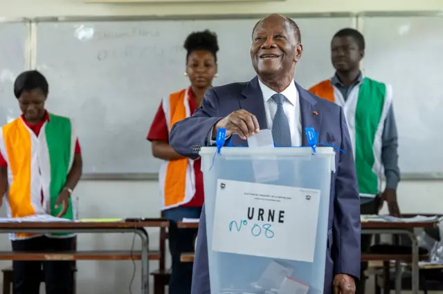 Le président sortant Alassane Ouattara serait très largement en tête