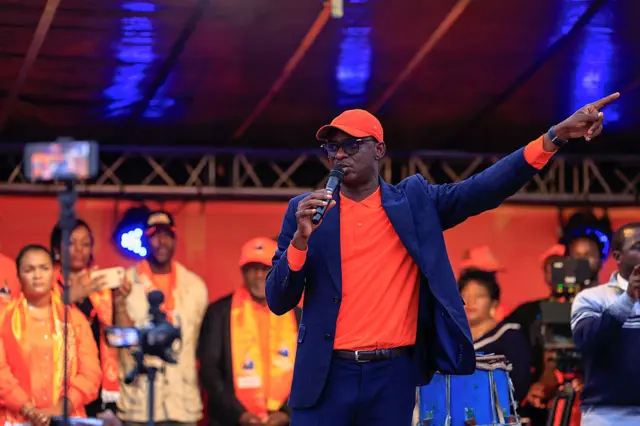 Cabral Libii Li Ngue Ngue, président du Parti camerounais pour la réconciliation nationale (PCRN) et candidat à la présidence, s'adresse à ses partisans lors d'un meeting électoral à Douala, le 28 septembre 2025.