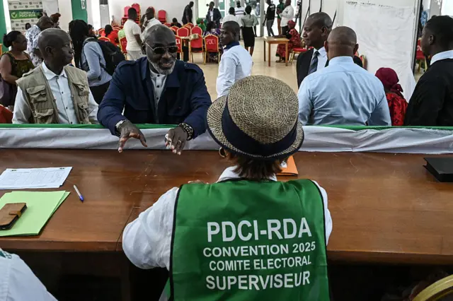 Jean-Marc Yace (2e à gauche), maire du quartier résidentiel de Cocody, s'adresse aux superviseurs lors du vote du Parti démocratique de Côte d'Ivoire (PDCI), principal parti d'opposition, pour élire un nouveau dirigeant au siège du parti lors d'un congrès extraordinaire divisé, à Abidjan, le 14 mai 2025.