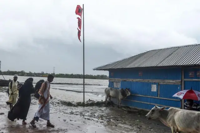 সাইক্লোন আঘাত হানার আগে নিরাপদ আশ্রয়ে ছুটছে মানুষ। ২০২০ সালে ঘূর্ণিঝড় আম্পানের সময় খুলনার দাকোপ থেকে তোলা ছবি।