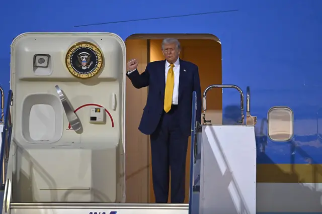 Trump yana sauka a jirgi