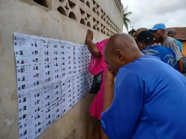 ụfọdụ ndị bịara ịtụ vootu na-achọ aha ha na foto ha n'akwụkwọ ụlọọrụ Inec bipụtara