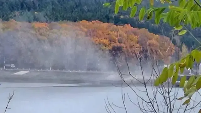 плотина на реке в осеннем пейзаже
