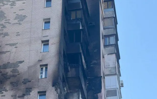 Подстрадавший от атаки дом в Киеве