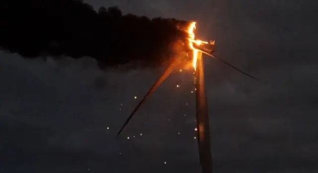 Горящий ветрогенератор