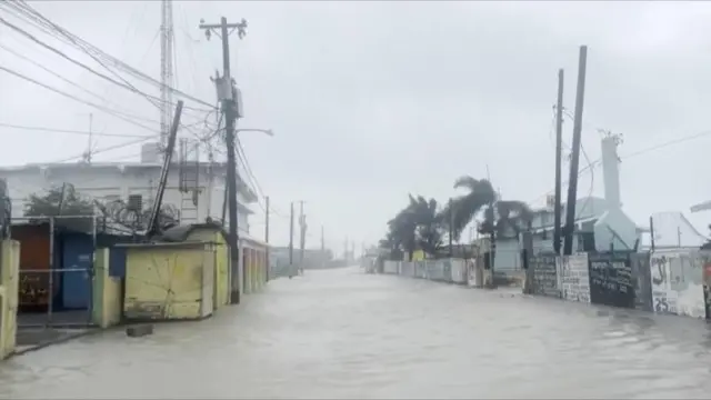 মেলিসা আঘাত হানার পর কিংস্টন এর একটি এলাকার দৃশ্য