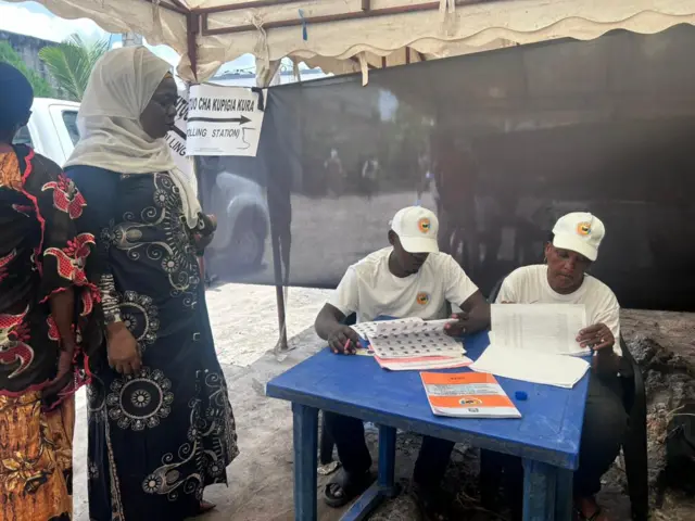 Wakaazi wakipiga kura ya uchaguzi mkuu Tanzania