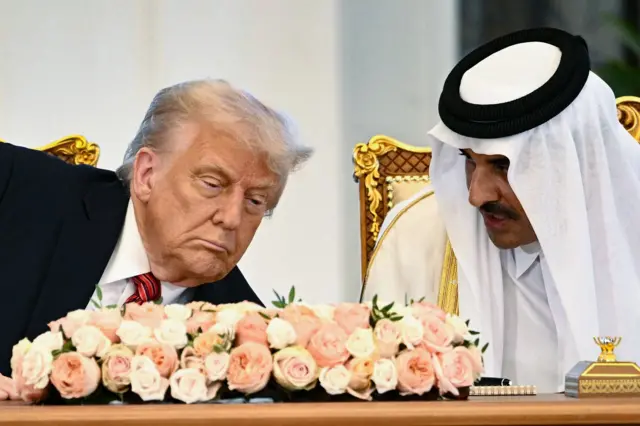 Amiirka Qatar Sheikh Tamim bin Hamad Al-Thani iyo Madaxweynaha Mareykanka Donald Trump.